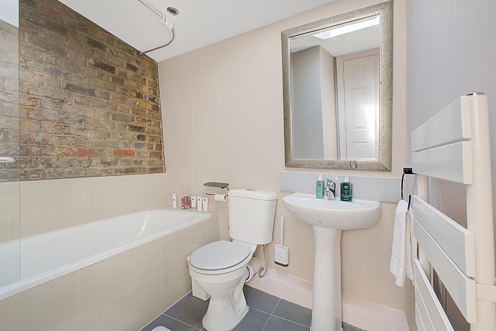 Old Street Iconic Warehouse Style 4 Bedroom 2 Bath House Prime Location * Londres